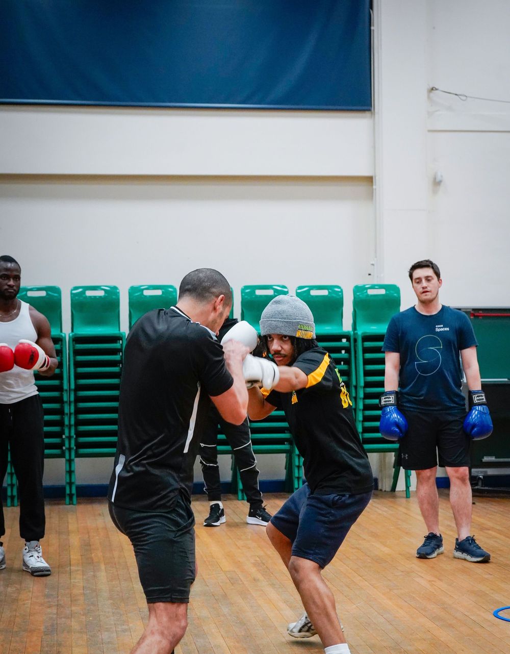 Gemischte Trainingsgruppe beim Boxtraining in Köln